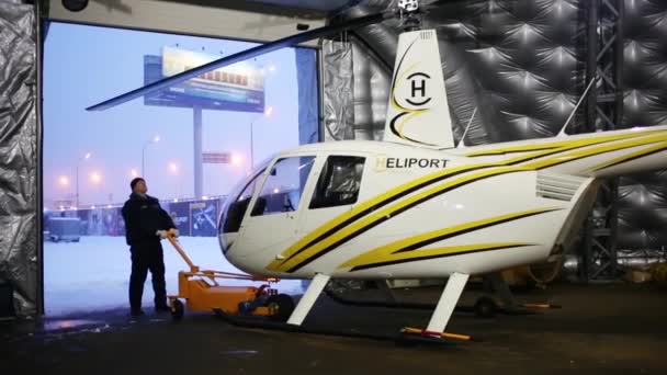Man neemt uit witte helikopter — Stockvideo