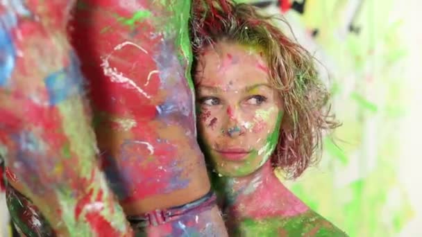 Peint en différentes couleurs garçon et fille 