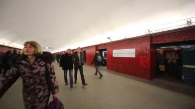 St Petersburg metro istasyonu Mayakovskaya insanlar