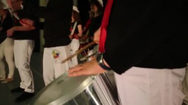 On iki gençlerin müzik grubu sahne alanı'nda Davul Çal