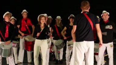 Lider davul çalan on dört gençli müzik grubu