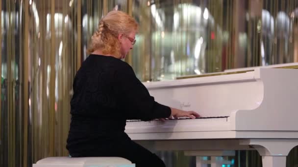 Woman plays piano — Stock Video