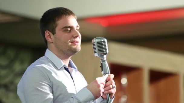 Young man speaks to microphone — Stock Video