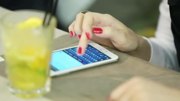 Vrouwelijke hand typen bericht — Stockvideo