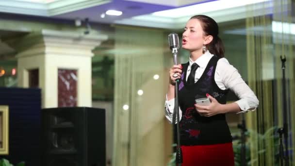 Женщина эмоционально говорит в микрофон — стоковое видео