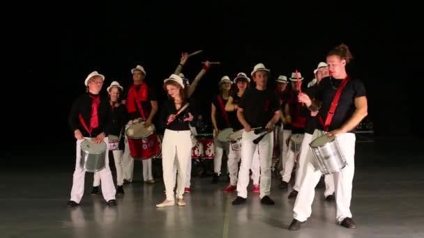 Musikalisk grupp av fjorton personer med trummor våg händer — Stockvideo