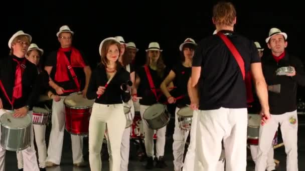 Musical group of fourteen young people with leader play drums — Stock Video