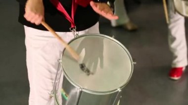 Erkek el davul çalmaya 