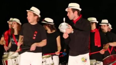 Lider davul çalan on dört gençli müzik grubu