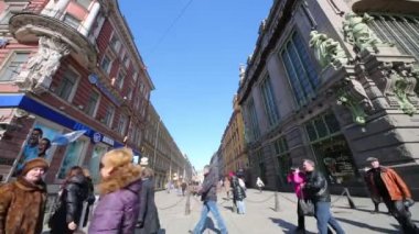  İnsan trafiğinin, çapraz Nevsky Prospekt'e 