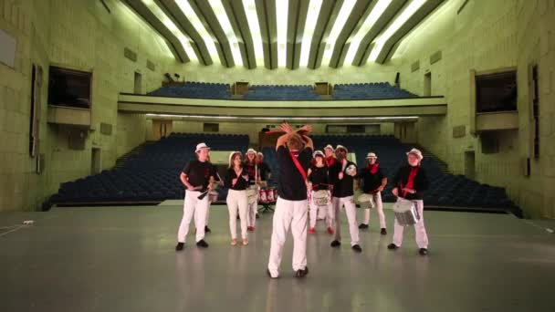 Grupo musical de quatorze jovens com líder toca bateria — Vídeo de Stock