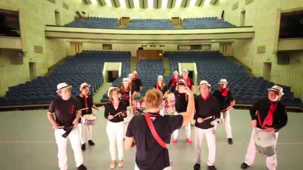 Grupo musical de catorce jóvenes en sombreros tocando la batería — Vídeos de Stock