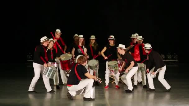 Muzikale groep van veertien mensen met fluitende leider spelen drums — Stockvideo