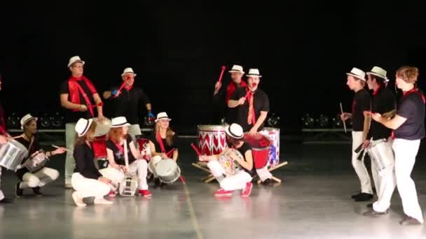 Musical group of fourteen young people with leader play drums — Stock Video