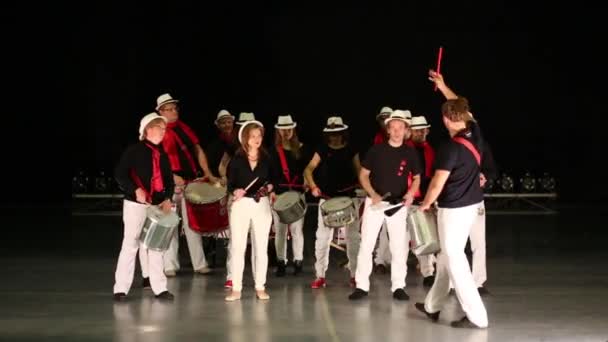 Музыкальная группа с барабанами — стоковое видео