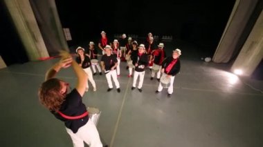 Davul çalan on dört kişilik müzik grubunun en iyi görünümü