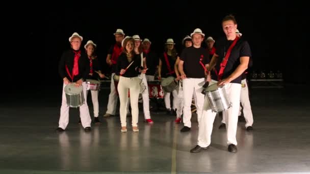 Grupo musical de catorce personas tocando la batería en el escenario — Vídeos de Stock