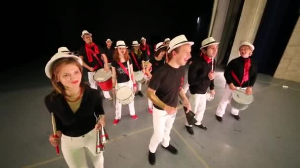 Muzikale groep spelen op drums — Stockvideo