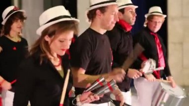 Davul altı genç kişilik müzik grubunun provası