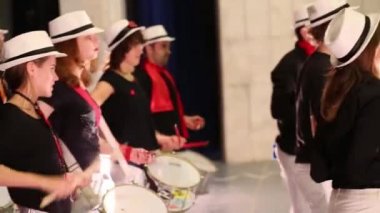 Davul çalan on iki kişilik müzik grubunun provası