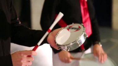 Küçük el beyaz davul çalmaya adam 