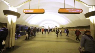 İnsanlar Ladozhsky metro istasyonu platformu.