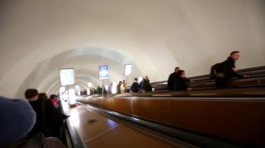Yürüyen merdiven Ladozhsky metro istasyonunun insanlara.