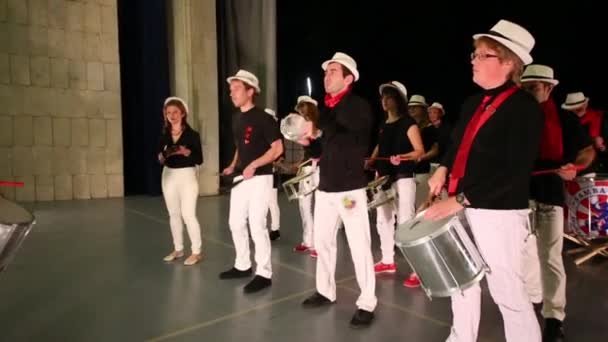 Muzikale groep van veertien mensen die op het podium op drums spelen. — Stockvideo