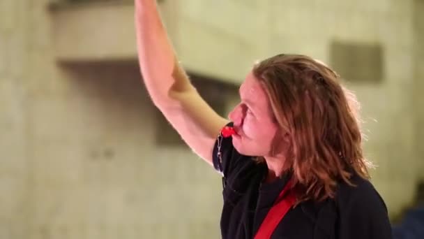 Vrolijke jonge dirigent van drummers met stok en het fluitje — Stockvideo