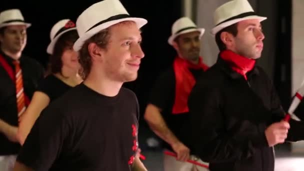 Репетиция музыкальной группы из шести молодых людей, играющих на барабанах — стоковое видео