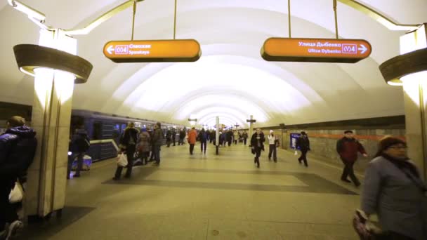 Mensen op perron van het metrostation Ladozjski. — Stockvideo