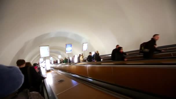 Mensen op roltrappen van het station van de metro van de Ladozjski. — Stockvideo