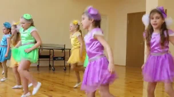 Piger danser i skolen – Stock-video