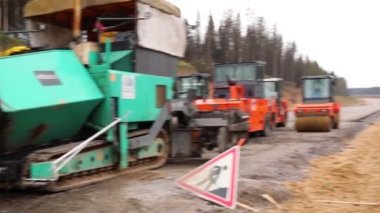 Yeni karayolu yapımında özel yol makineleri