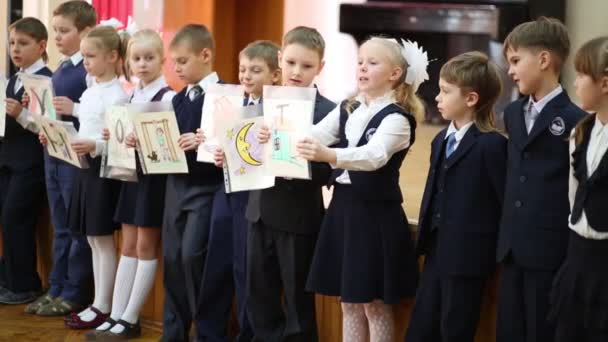 Pupils show pictures with letters at holiday of Alphabet — Stock Video