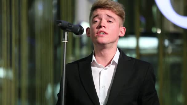 Mężczyzna śpiewa w konkursie recytatorów daj ciepło — Wideo stockowe
