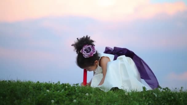 Niña linda en sentadillas de vestir y borrar por borrador a lápiz — Vídeos de Stock