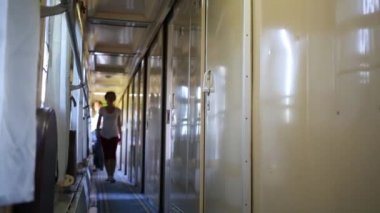 Tren vagonu kadında