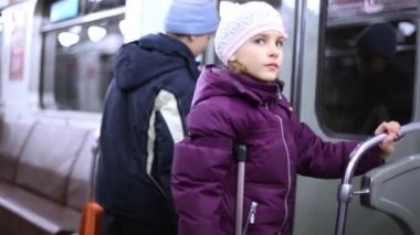 Erkek ve kız metro tren,