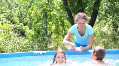 Yüzme havuzundaki çocuklar