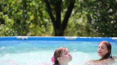 Yüzme havuzundaki çocuklar