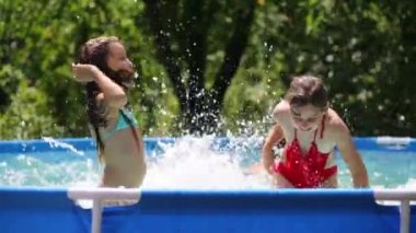 Yüzme havuzundaki çocuklar