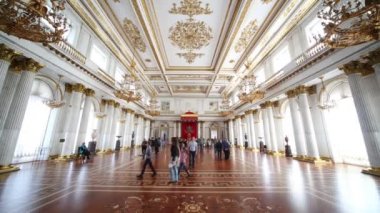  St George koridorda insanlar