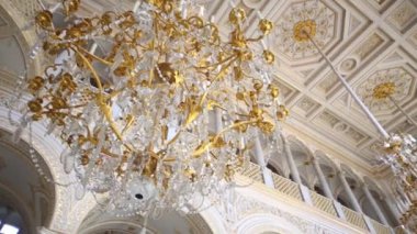 Tavandan ve muhteşem avizeler