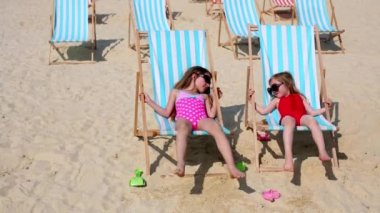  Kızlar şezlong içinde oturmak