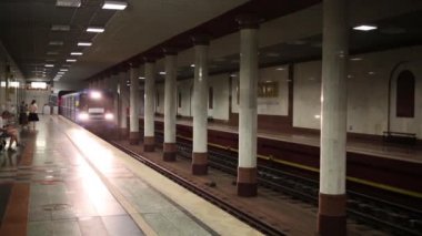 Metro tren istasyonu'na geldi