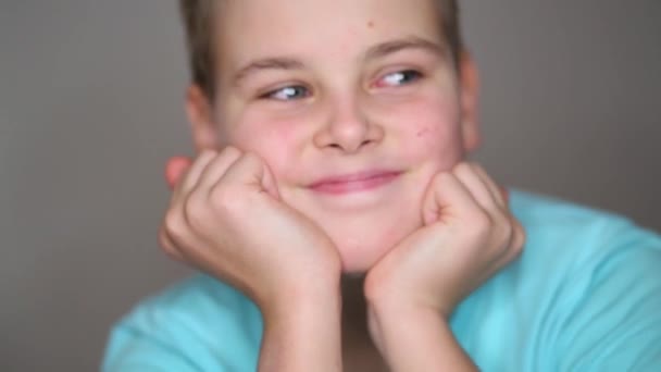 Portrait de beau adolescent garçon soutient le menton en studio — Video