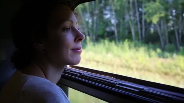 Femme regarde dans la fenêtre du train — Video