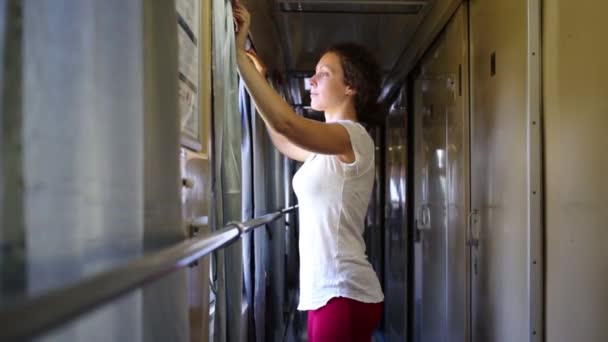 Mujer en corredor de vagón de tren — Vídeos de Stock