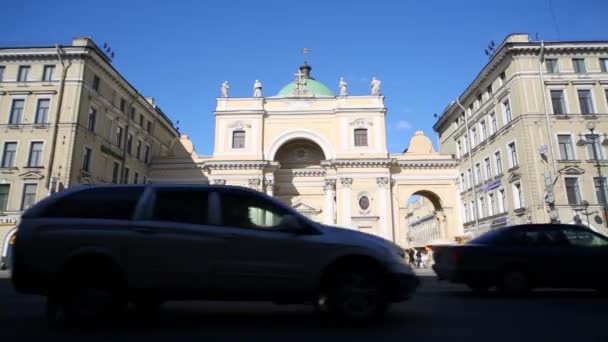 Движение автомобилей и людей — стоковое видео